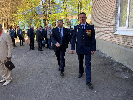 Сергей Яхнюк поздравил офицеров, преподавателей и курсантов Гатчинского учебного центра зенитных ракетных войск