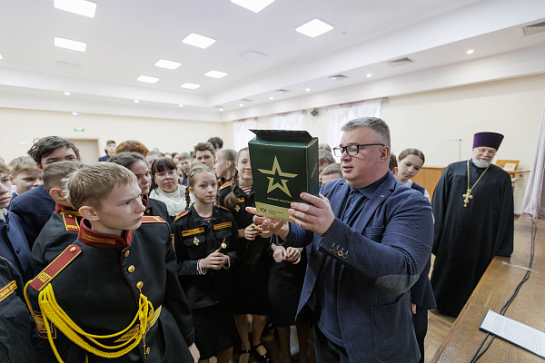 Артем Кавинов передал нижегородским школьникам подарки от участников СВО