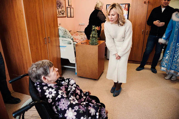 «Единая Россия» доставит более 35 тысяч новогодних подарков инвалидам и одиноким пожилым людям 