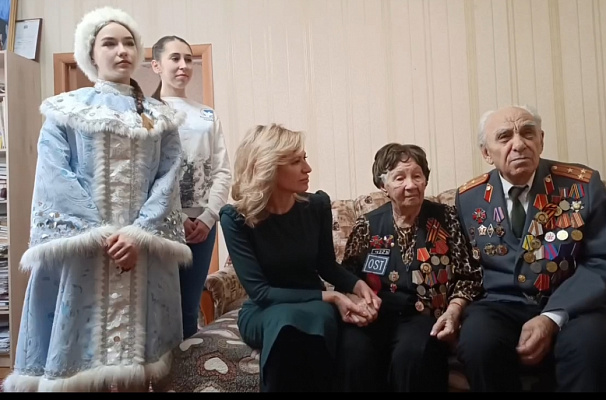 «Единая Россия» поздравляет ветеранов с наступающим Новым годом 