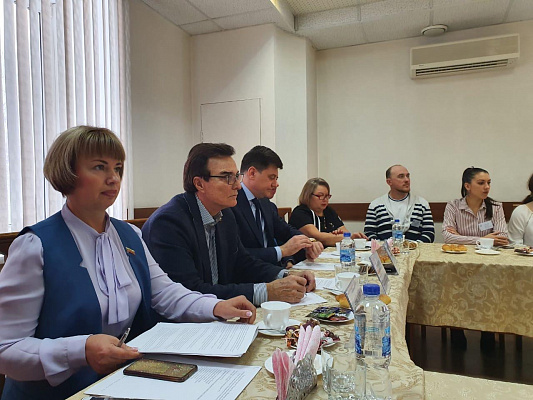 Александр Максимов обсудил с жителями г. Осинники Кемеровской области планируемые изменения в Конституцию