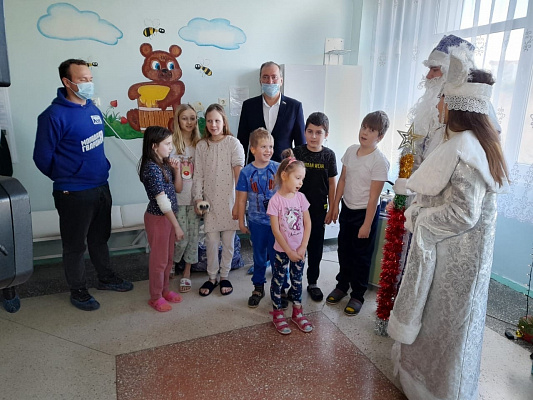 Дмитрий Белик поздравил пациентов детской больницы с наступающим Новым годом