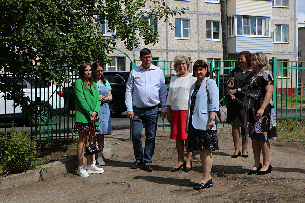 Виктор Смирнов проконтролировал работы по благоустройству территорий детских садов в Ивановской области