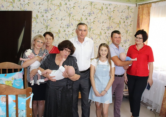 Наталья Боева поздравила семью из Щербиновского района с рождением тройни 