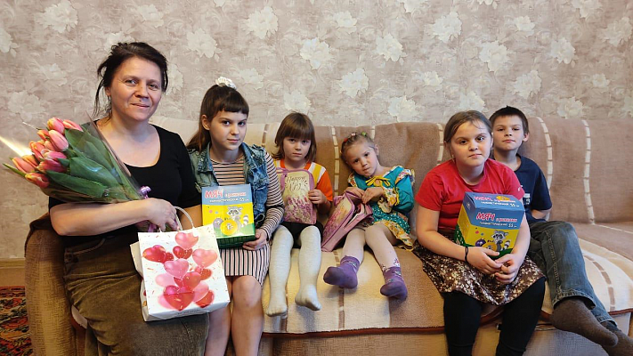 Александр Максимов поздравил с 8 Марта многодетную семью Капитоновых из Новокузнецка