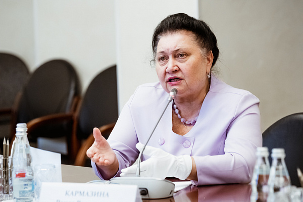 Раиса Кармазина: Федеральные и региональные программы по поддержке материнства и детства находятся на депутатском контроле