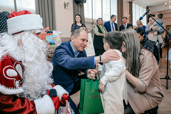 Михаил Романов в рамках акции «Елка желаний» вручил новогодние подарки детям из семей мобилизованных из Невского района