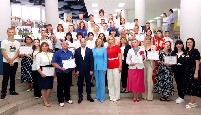 В Ростове-на-Дону «Единая Россия» наградила призеров и победителей регионального конкурса «Школьный дворик - 2025»