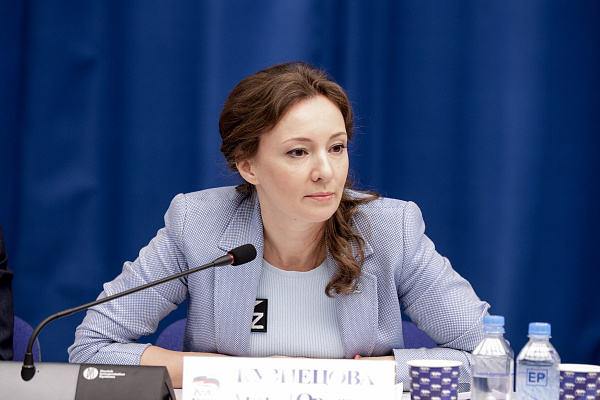 Анна Кузнецова предложила не учитывать доходы от участия в СВО при расчете универсального пособия для семей