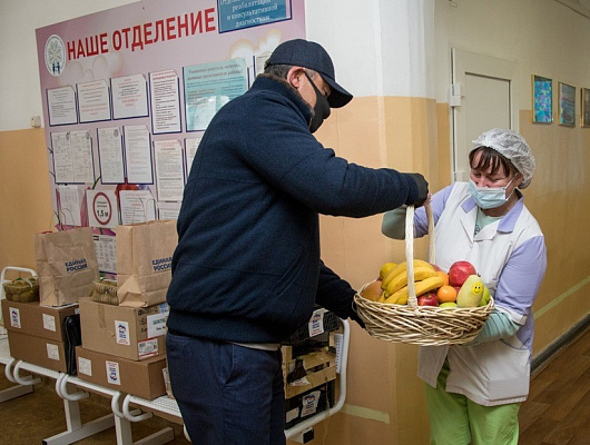 Виктор Пинский передал фрукты и витамины юным приморцам, поправляющим здоровье после тяжелых инфекций