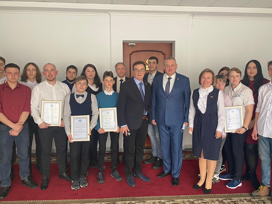 Благодарственными письмами депутата Госдумы Александра Максимова отмечены волонтеры из города Осинники