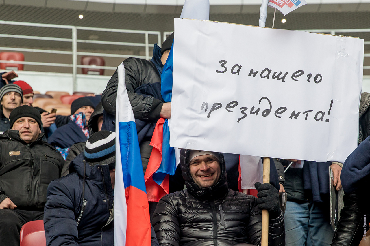 Россия сильна запад. Митинг за Путина. Плакаты в поддержку Путина. Митинг за поддержку Путина. Молодежь за Путина.