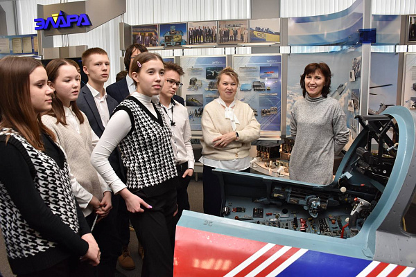 Алла Салаева организовала для школьников из Чебоксар экскурсию на оборонное предприятие