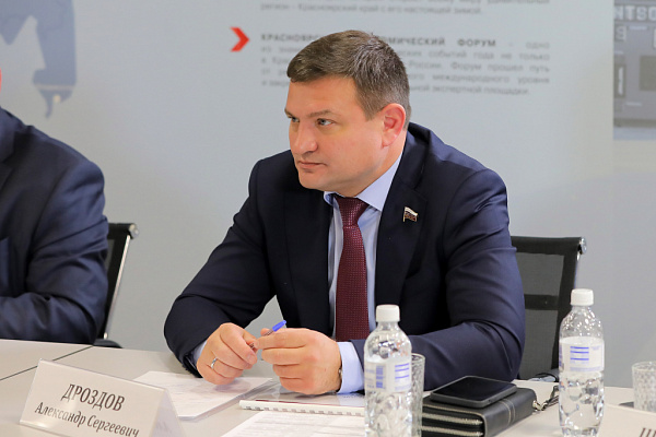 Александр Дроздов предложил обеспечить право крупных муниципалитетов самостоятельно регулировать количество депутатов, работающих на постоянной основе