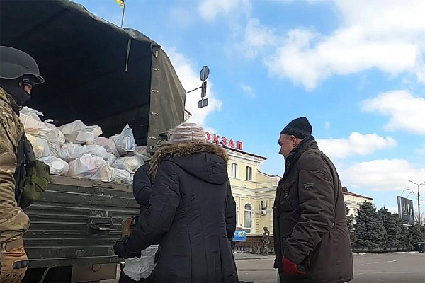 Сводный отряд волонтеров доставил первую партию гуманитарной помощи от «Единой России» жителям Херсона