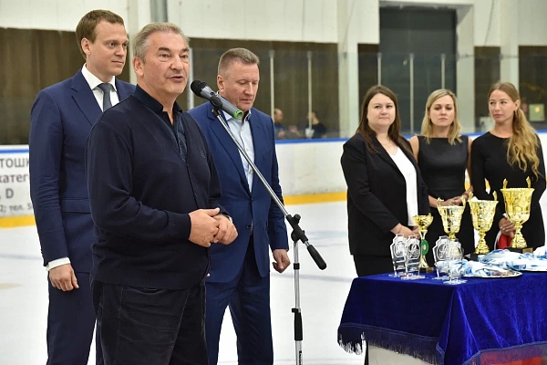 Владислав Третьяк наградил юных хоккеистов Рязани 