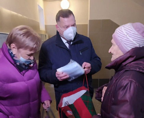 Юрий Швыткин оказывает адресную помощь матерям и вдовам погибших военнослужащих