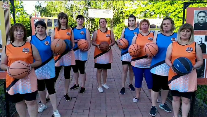 Владислав Третьяк подарил баскетбольную форму команде Вешкаймского района