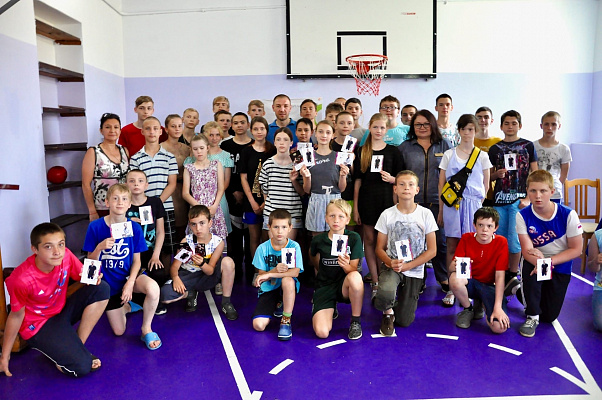 Дмитрий Пирог в Международный день защиты детей передал коррекционной школе спортивный инвентарь