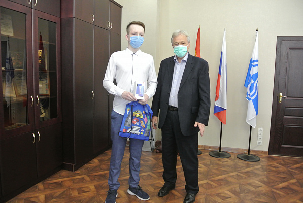 Юрий Смирнов поздравил золотого медалиста из Родников с достижениями в учебе
