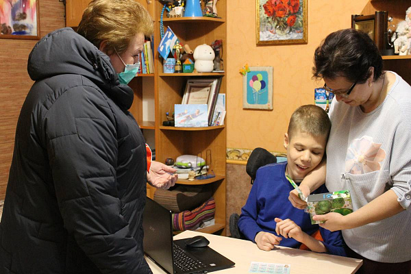 Ольга Окунева передала подарки с «Елки желаний» для смоленских детей