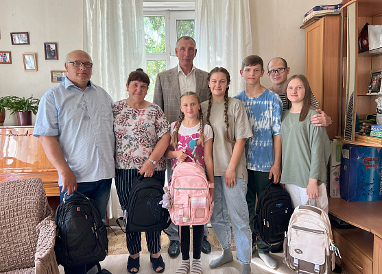 Парламентарии фракции «Единая Россия» помогают многодетным семьям собраться в школу