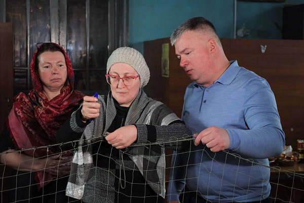 Артем Кавинов организовал мастер-класс по плетению маскировочных сетей 