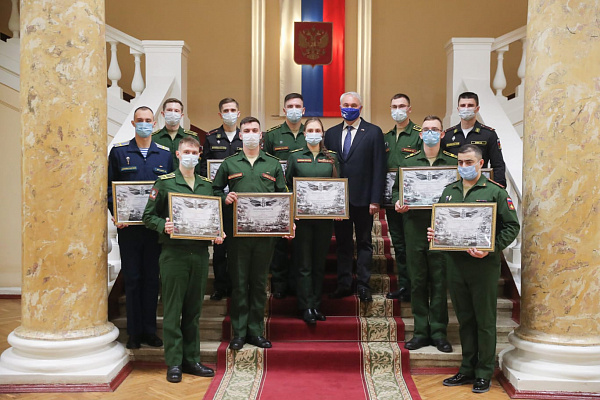 Андрей Картаполов наградил курсантов и специалистов Военно-медицинской академии за оказание помощи в борьбе с Covid-19