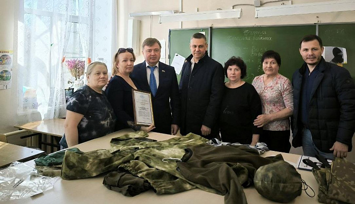 В Свердловской области «Единая Россия» передала волонтерам крупную партию тканей