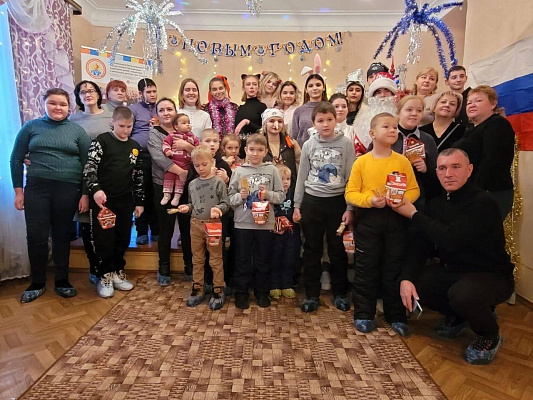 Александр Толмачев вручил новогодние подарки детям из Подмосковья 