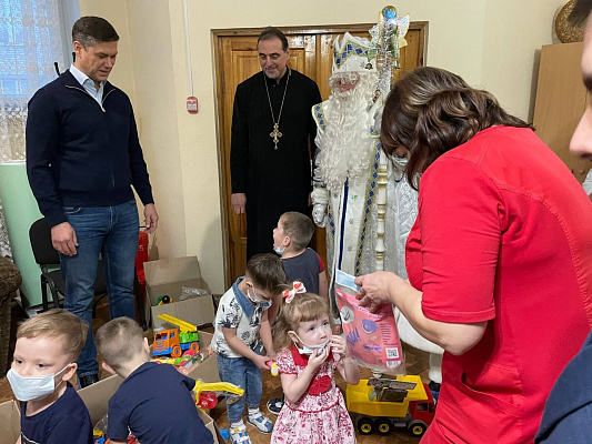 Сергей Алтухов привез новогодние подарки в луганский Дом ребенка 