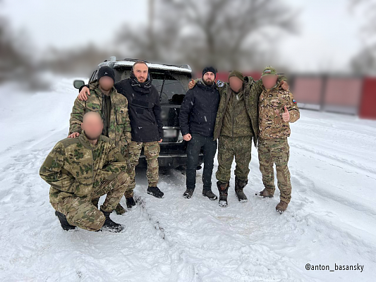 Антон Басанский передал бойцам на передовой спецоборудование
