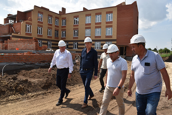 Николай Малов посетил место строительства первого в Аликовском районе детского сада с бассейном