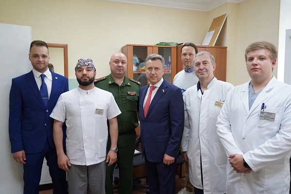 Анатолий Выборный передал военному госпиталю медикаменты 