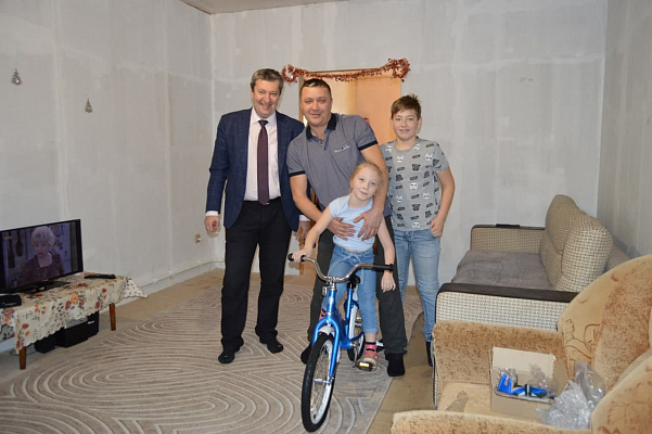 Дмитрий Сазонов: Приятно дарить подарки детям