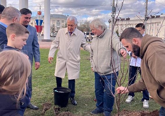 Владимир Васильев вместе с молодежью и руководителями национально-культурных автономий Верхневолжья заложили аллею деревьев