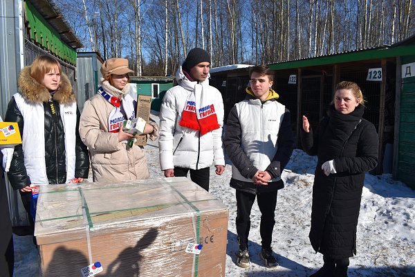 Александр Толмачев передал Ногинскому приюту для животных корм и снегоуборочную машину