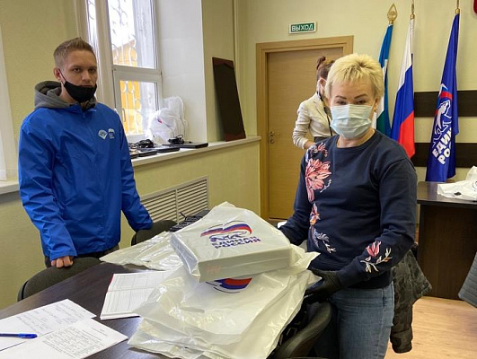 Рима Баталова передала уфимским школьникам новые планшеты для дистанционных занятий