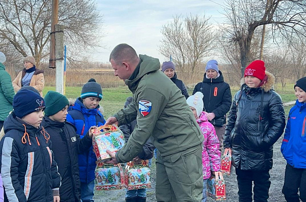 Леонид Огуль передал новогодние подарки для детей Кременского района ЛНР