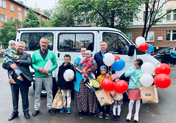 В канун Международного дня защиты детей большая и дружная семья из Белевского района получила новый автомобиль
