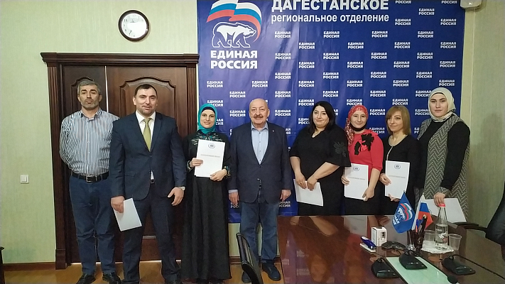 Гаджимет Сафаралиев вручил Благодарности учителям Шамхальской школы №49