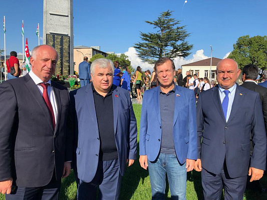 Владимир Катенев принял участие в торжественных мероприятиях по случаю 25-летия Дня Победы и Независимости Абхазии