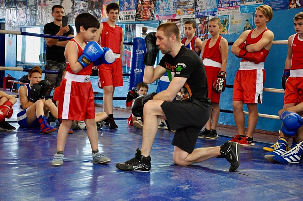 Дмитрий Пирог провел мастер-класс для боксеров из Темрюкского района