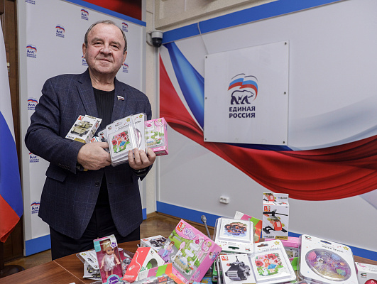 Депутаты фракции «Единая Россия» продолжают дарить подарки детям, находящимся на лечении в стационарах