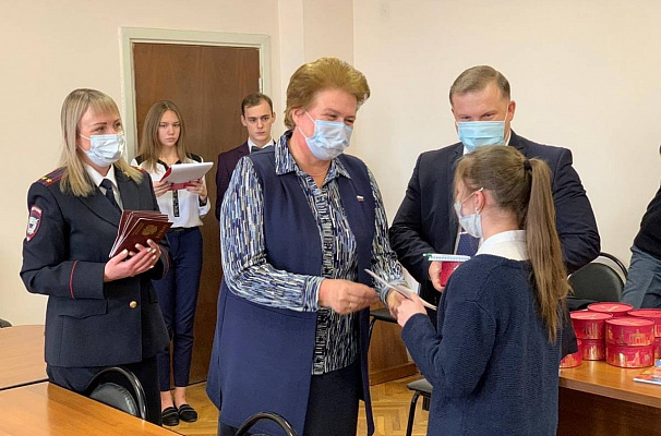 Ольга Окунева вручила юным смолянам их первые паспорта