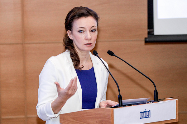 Анна Кузнецова предложила распространять опыт регионов по поощрению многодетных отцов
