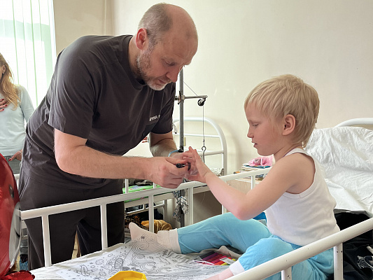 «Единая Россия» доставила подарки детям, которые проходят лечение в Республиканском травматологическом центре в Донецке