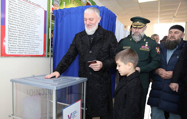 Адам Делимханов принял участие в голосовании на выборах Президента в своем родовом селе Джалка