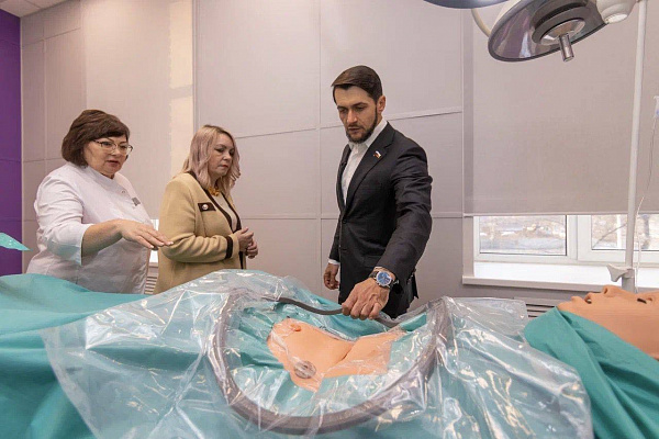 «Единая Россия» помогает готовить медиков поставкой в учебные заведения инновационных изделий