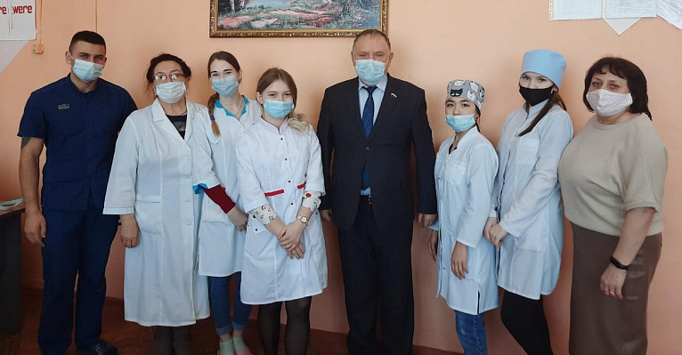Василий Шишкоедов вручил врачам одной из курганских больниц «Единую карту «Забота»